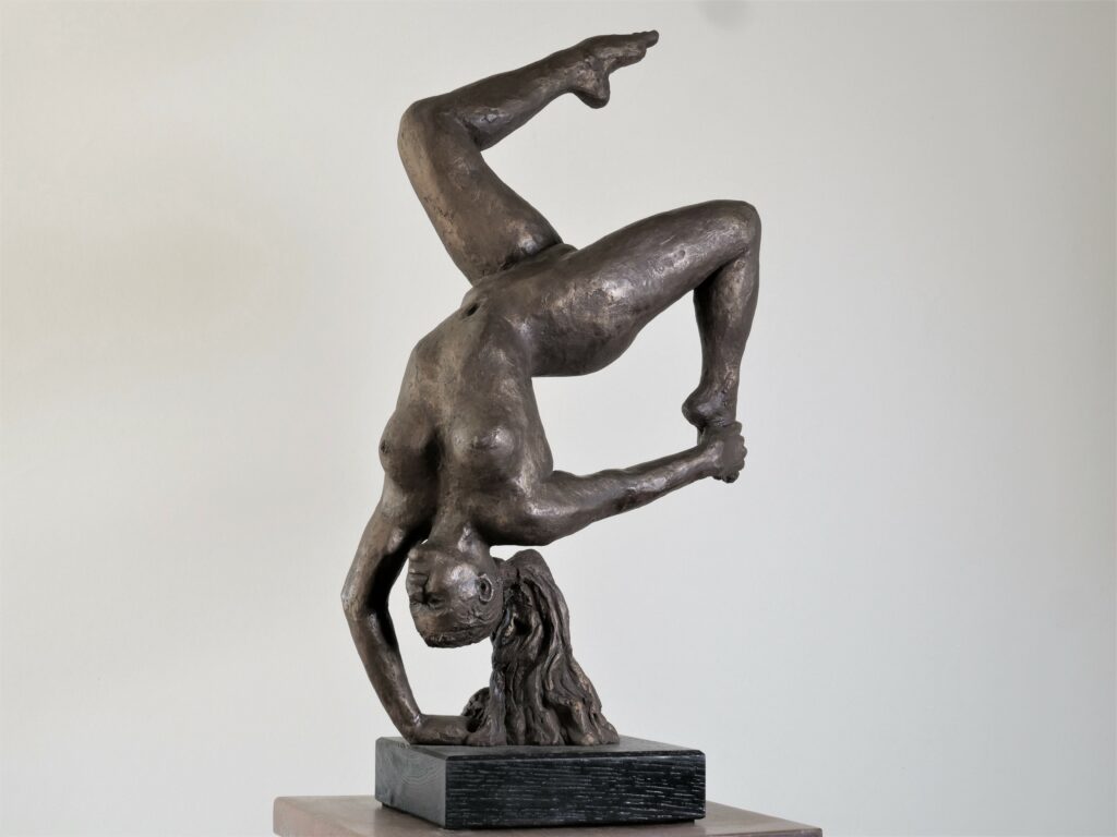 Sculpture en bronze représentant un acrobate en équilibre sur une main, corps tendu avec des lignes élancées et fluides, symbolisant la légèreté et la grâce dans un mouvement dynamique, par Jean-Pierre Picheny