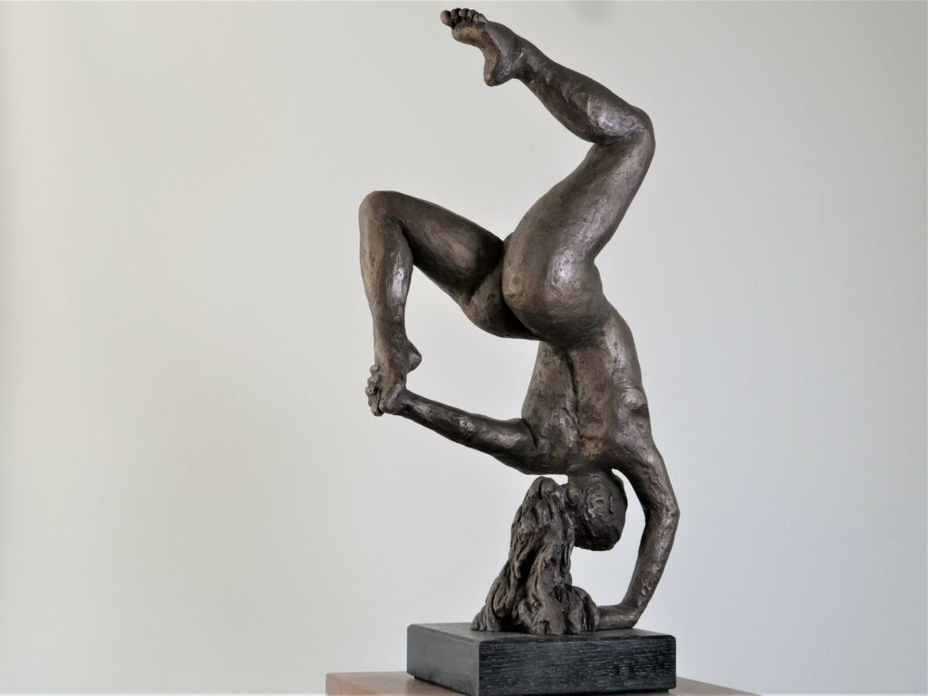 Sculpture en bronze représentant un acrobate en équilibre sur une main, corps tendu avec des lignes élancées et fluides, symbolisant la légèreté et la grâce dans un mouvement dynamique, par Jean-Pierre Picheny