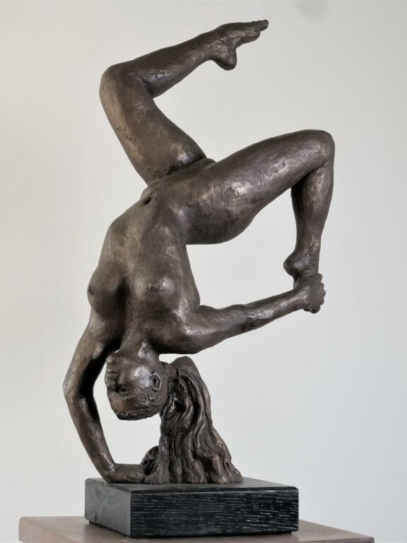 Sculpture en bronze représentant un acrobate en équilibre sur une main, corps tendu avec des lignes élancées et fluides, symbolisant la légèreté et la grâce dans un mouvement dynamique, par Jean-Pierre Picheny