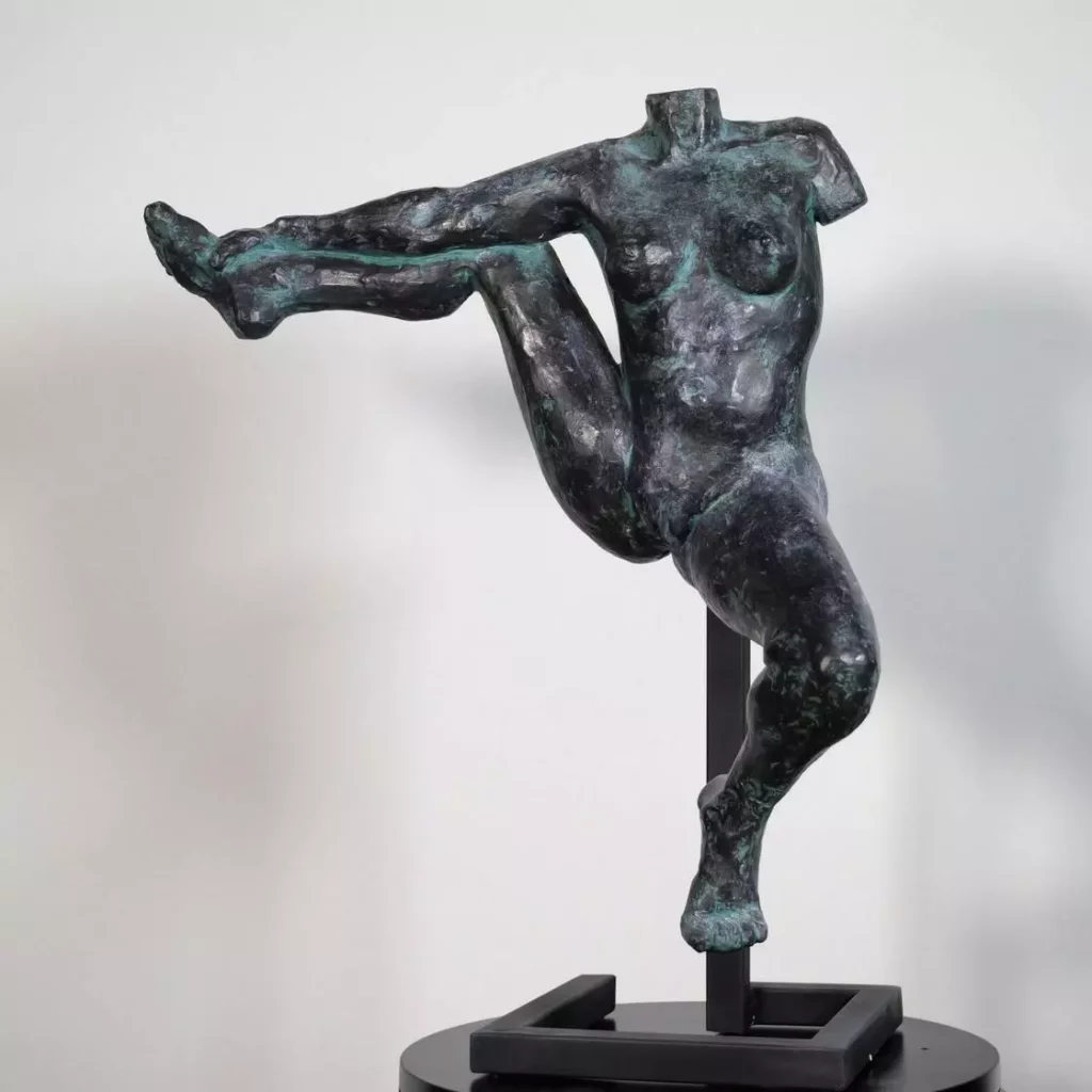 Louna 
messagère des dieux
Sculpture par Jean Pierre Picheny
Édition limitée (n°1/8) – Plâtre, patine, acier – 2024

Un hommage à Rodin et son Iris ! Original en plâtre.Support en acier soudé. Bientôt disponible en bronze
Hauteur 48 cm, Largeur 38cm, profondeur 22 cm / 5 kg