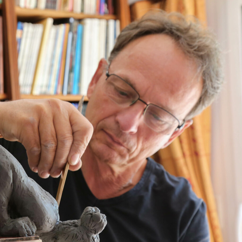 Jean-Pierre Picheny, sculpteur en train de modeler de l'argile