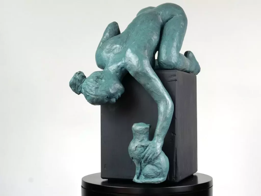 La jeune femme et le chat
Sculpture par Jean Pierre Picheny
Femme nue, penchée, caressant un chat
Exemplaire unique en plâtre patiné sur armature d’acier – 2024
Hauteur 40 cm, Largeur 25 cm, profondeur 21 cm
Socle en bois.